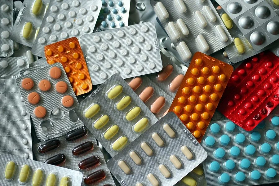 Blísteres de pastillas y cápsulas de colores, propios de la producción farmacéutica